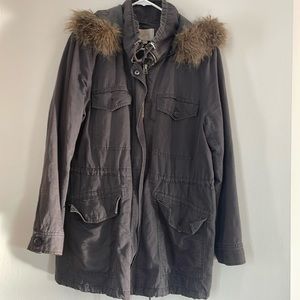 Women’s lightly line cargo jacket with removable hood